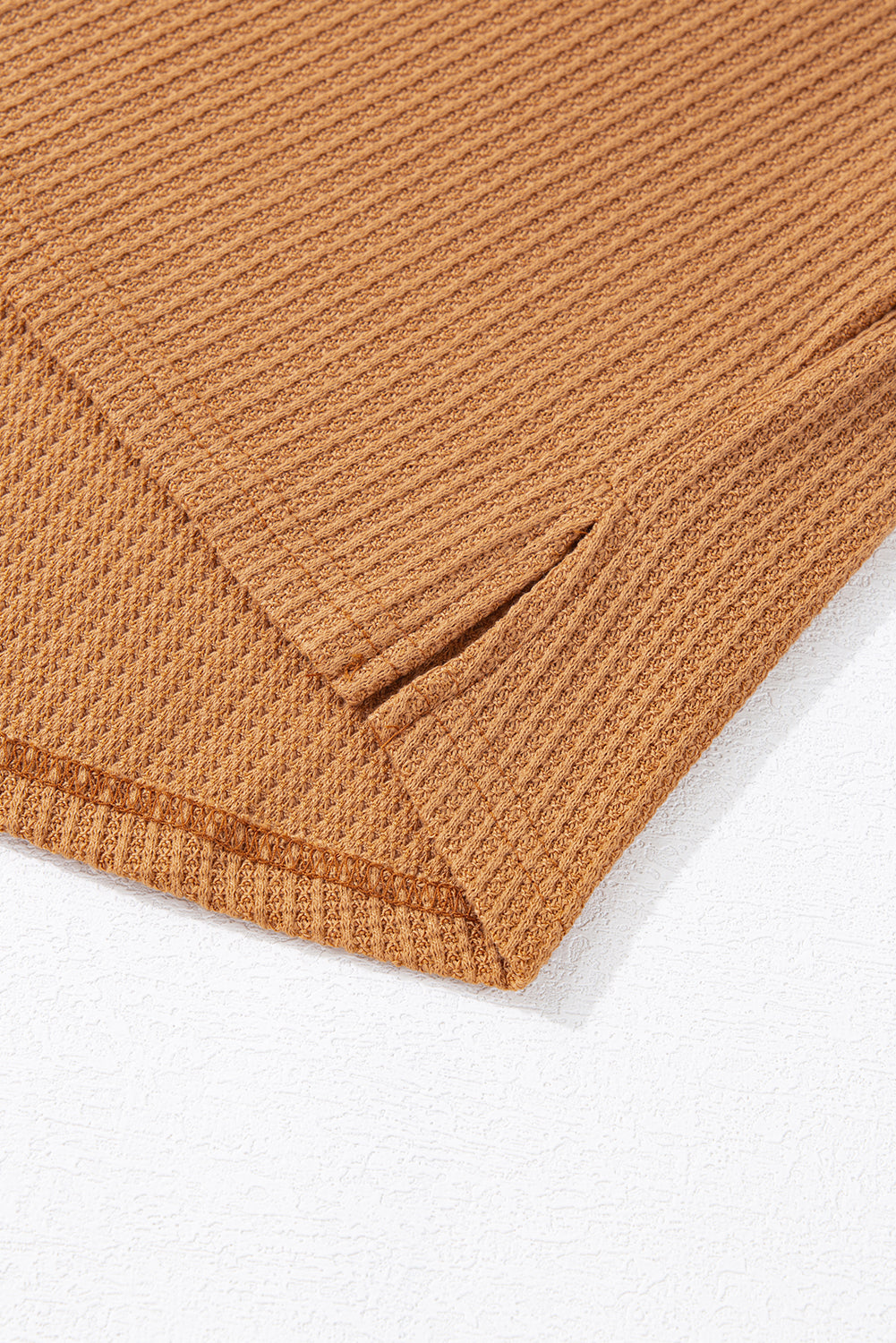 Orangefarbenes Henley-Oberteil aus Waffelstrick mit kontrastierenden Flicken und sichtbaren Nähten