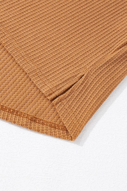 Orangefarbenes Henley-Oberteil aus Waffelstrick mit kontrastierenden Flicken und sichtbaren Nähten