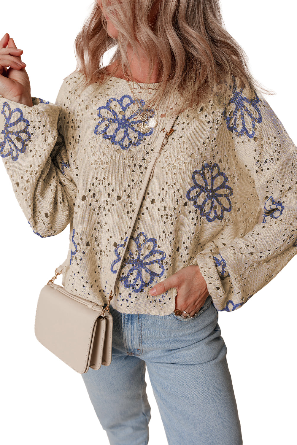 Beigefarbener Pullover mit kontrastierendem Blumenmuster und überschnittener Schulter