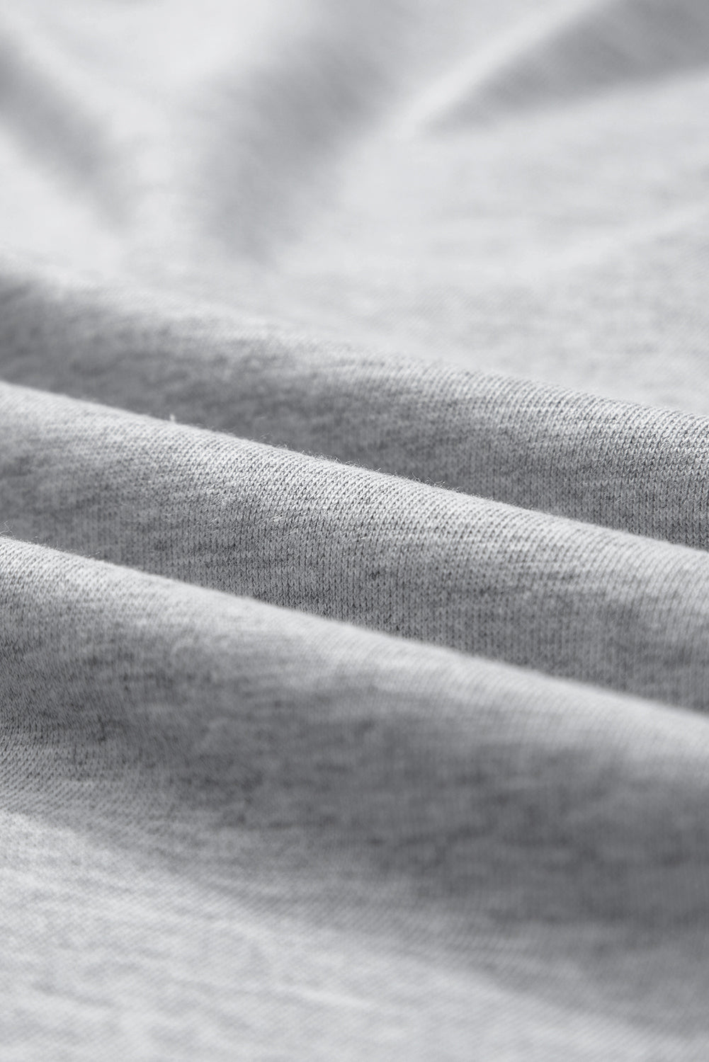 Hellgraues, lockeres T-Shirt mit USA-Schriftzug-Patch und eingekerbtem Ausschnitt