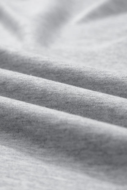 Hellgraues, lockeres T-Shirt mit USA-Schriftzug-Patch und eingekerbtem Ausschnitt