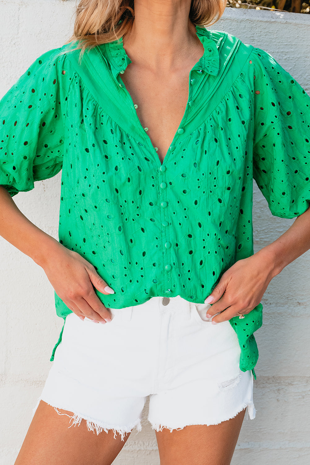 Grüne Bluse mit Blumenstickerei und Puffärmeln