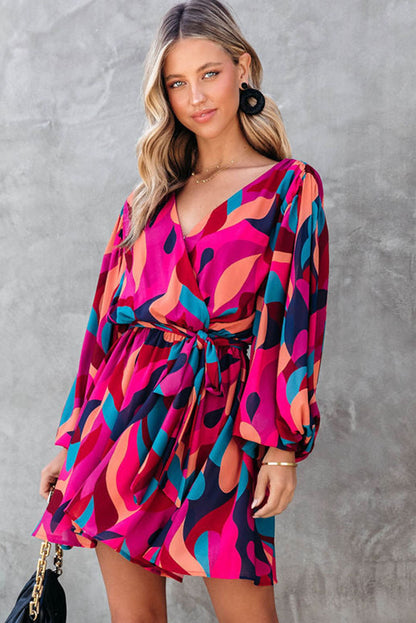 Feuerrotes Minikleid mit abstraktem Print und Gürtel und Puffärmeln