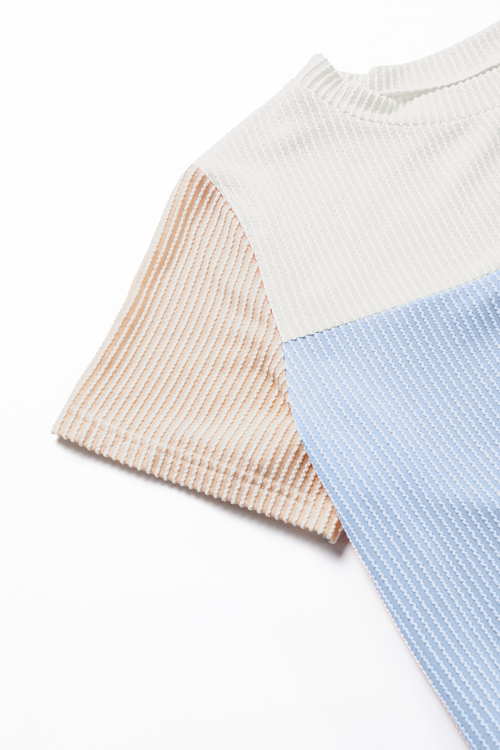 Hellblaues T-Shirt mit gerippter Struktur und Colorblock-Muster