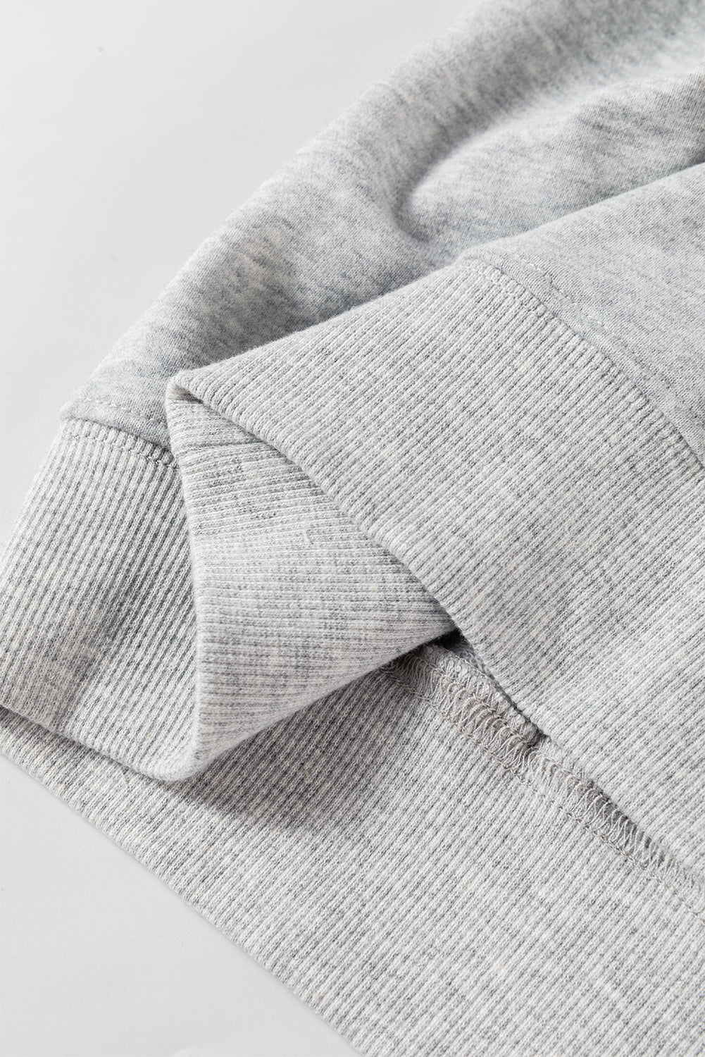 Hellgraues, schlichtes Sweatshirt mit Rundhalsausschnitt und überschnittener Schulter