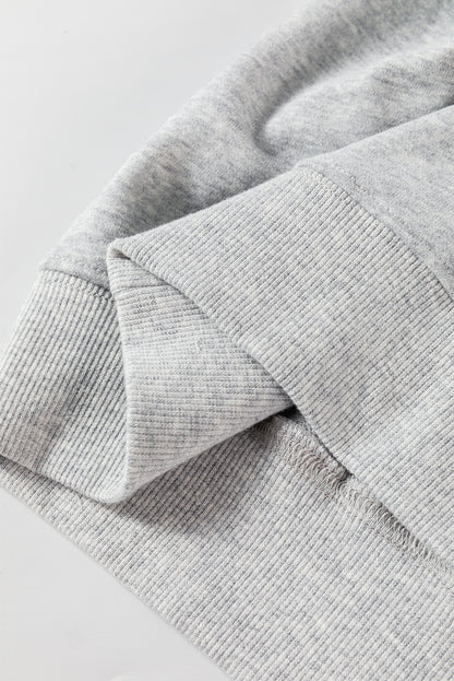 Hellgraues, schlichtes Sweatshirt mit Rundhalsausschnitt und überschnittener Schulter