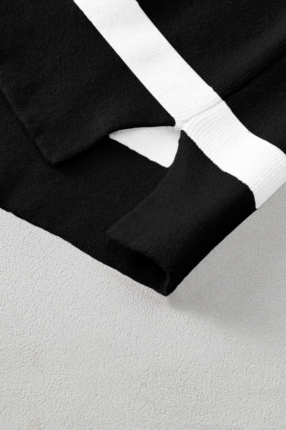 Hellbeiger Oversize-Pullover mit Farbblockdesign