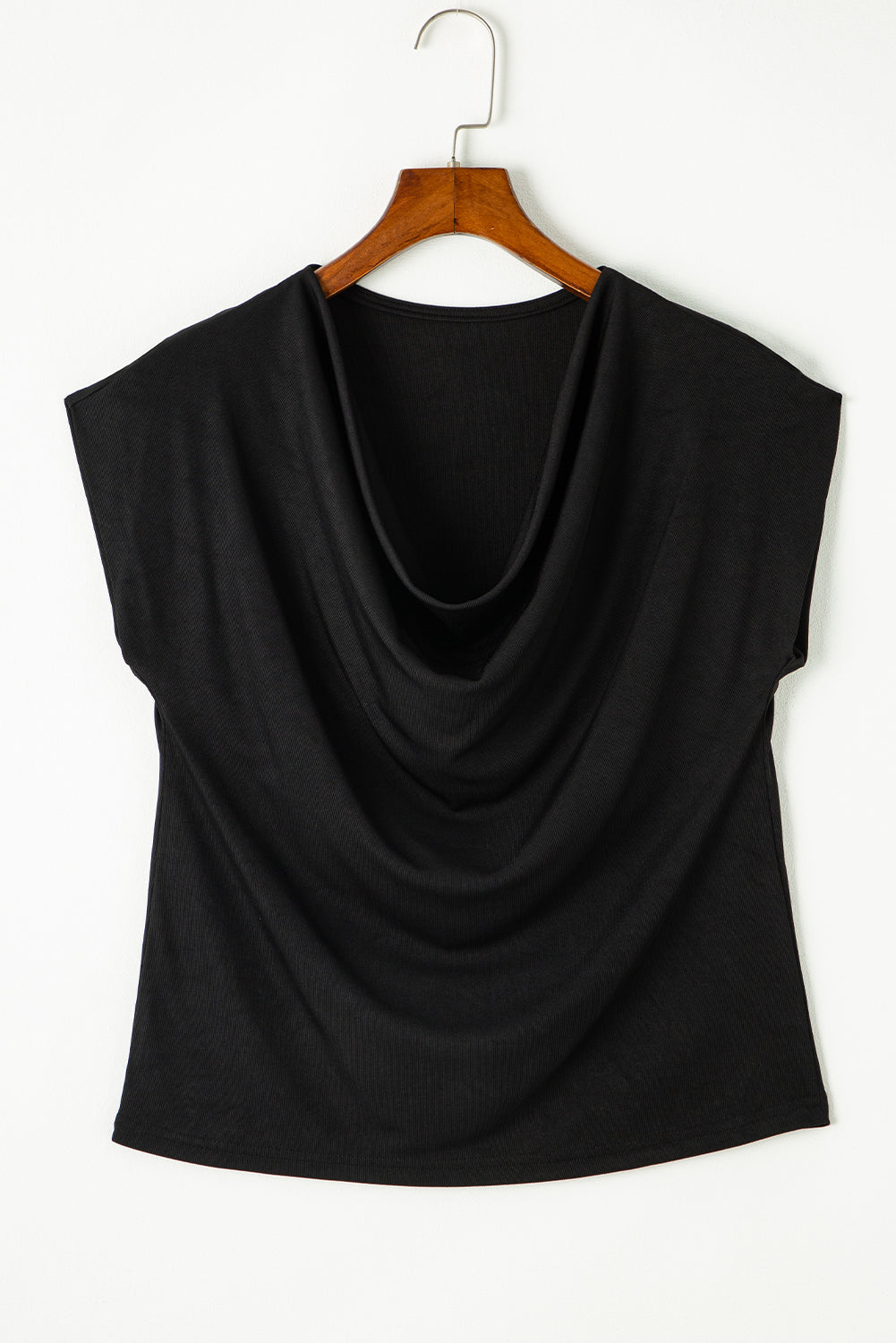 Schwarzes T-Shirt mit Wasserfallausschnitt und Fledermausärmeln