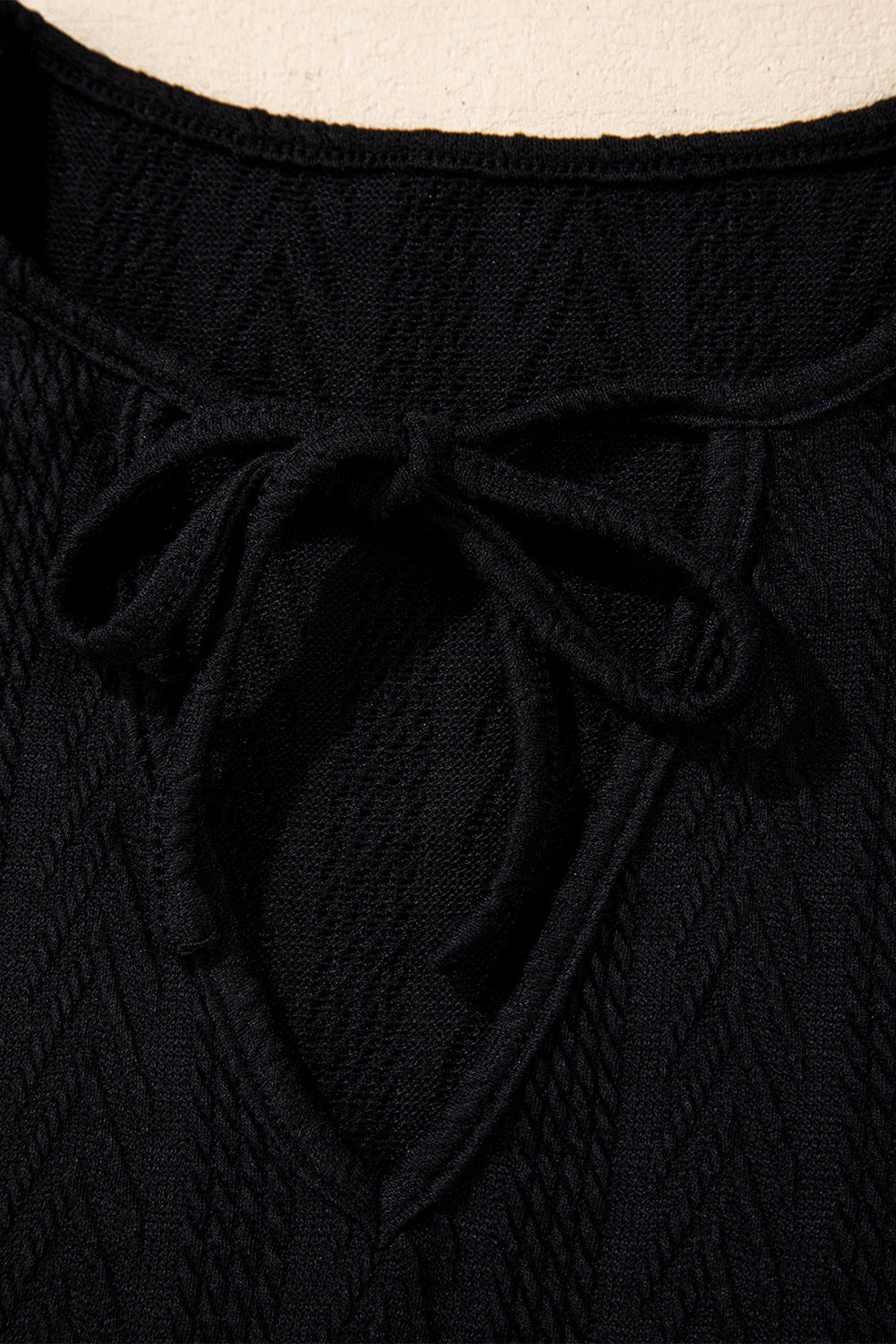 Schwarze Bluse mit V-Ausschnitt und floralem Patchwork-Muster