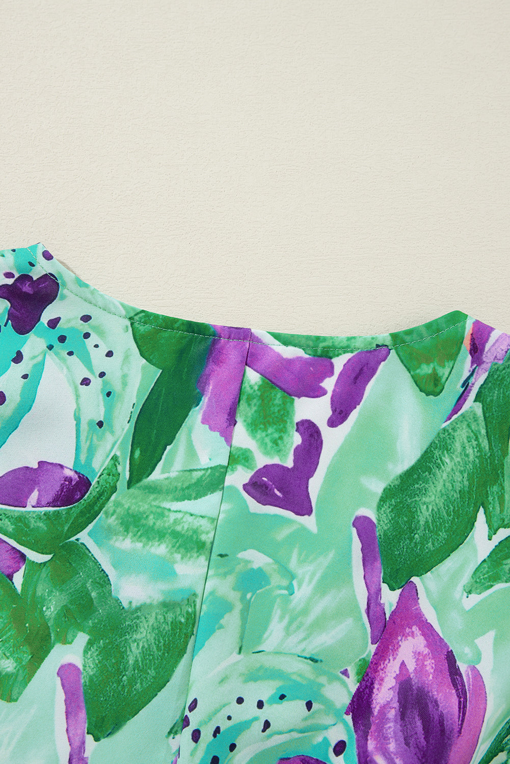 Grünes Boho-Minikleid mit Blumenmuster und halblangen Ärmeln, V-Ausschnitt und geraffter Taille