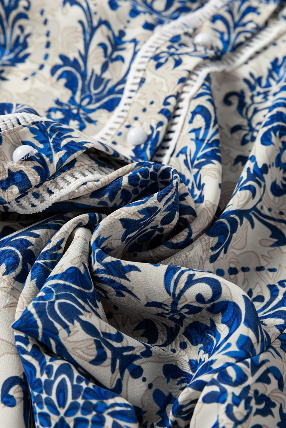 Himmelblaues Spitzenhemd mit böhmischem Print und Bischofsärmeln