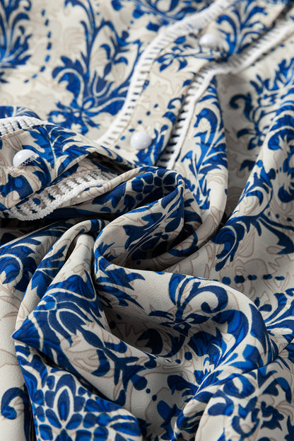 Himmelblaues Spitzenhemd mit böhmischem Print und Bischofsärmeln