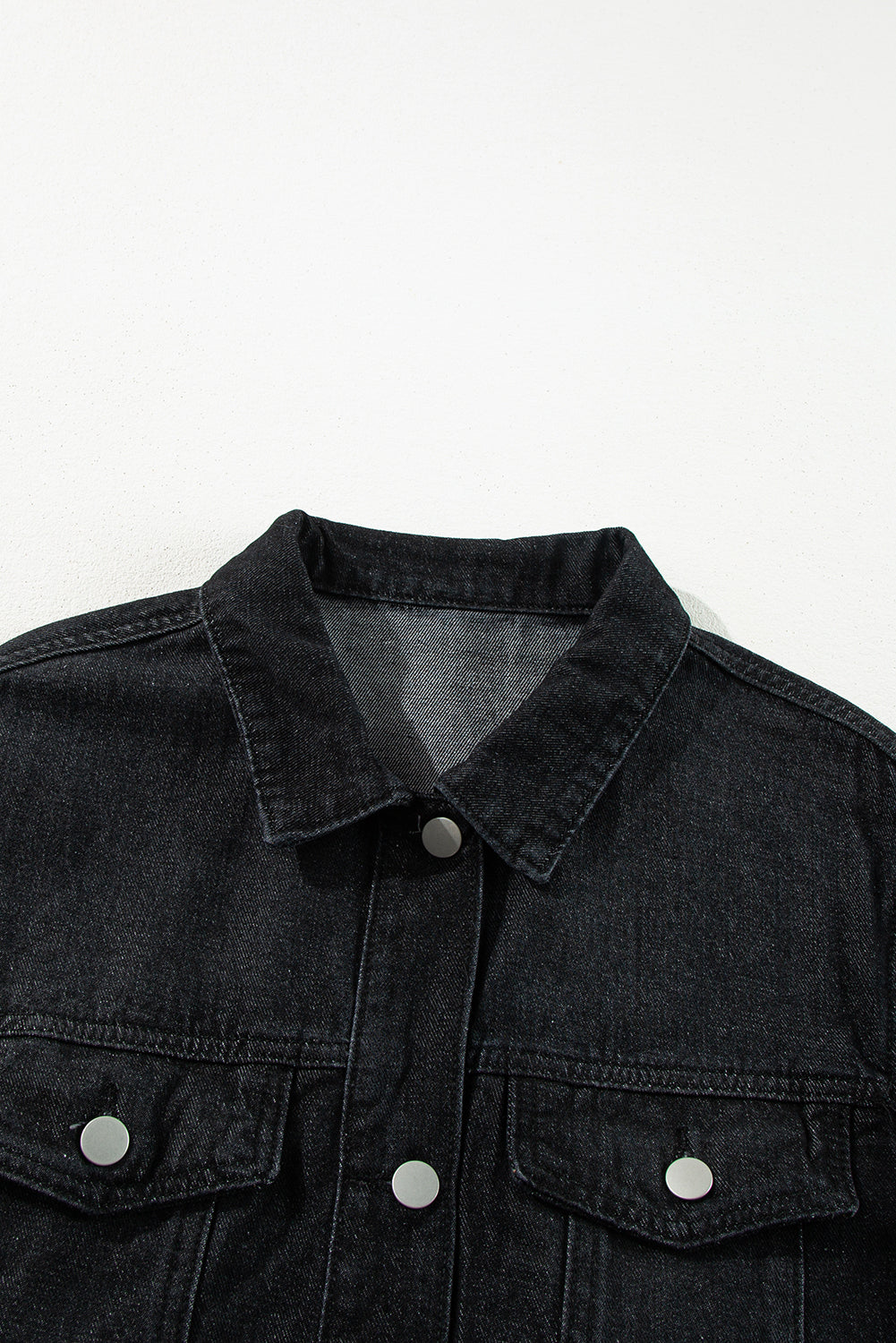 Schwarze, gerüschte, kurzärmlige Jeansjacke mit ungesäumten Kanten