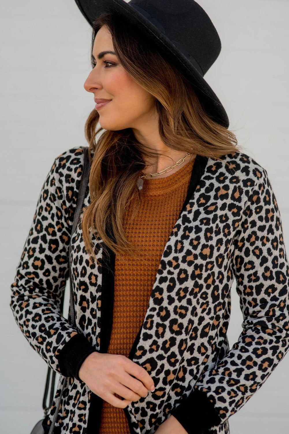 Schwarzer Cardigan mit Leopardenmuster, aufgesetzten Taschen und offener Vorderseite