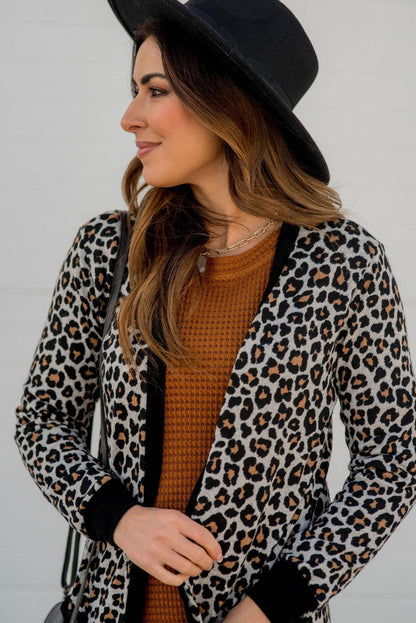 Schwarzer Cardigan mit Leopardenmuster, aufgesetzten Taschen und offener Vorderseite