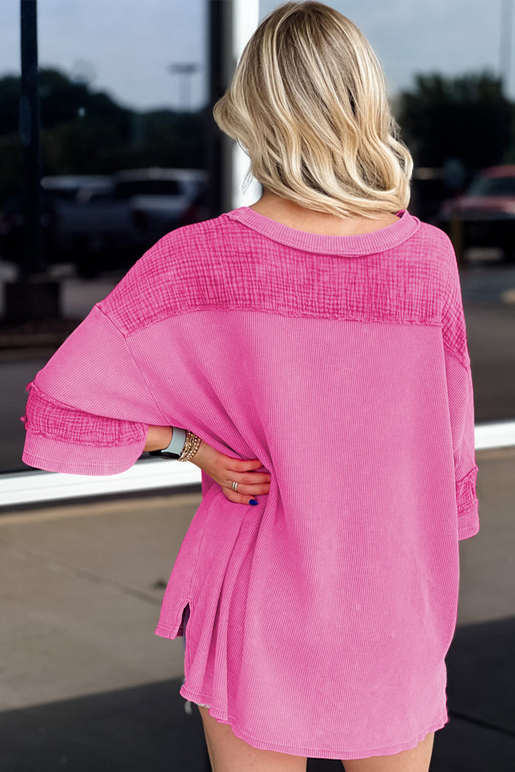 Übergroßes Oberteil mit Mineralwaschung und strukturierten Armreifen in leuchtendem Pink
