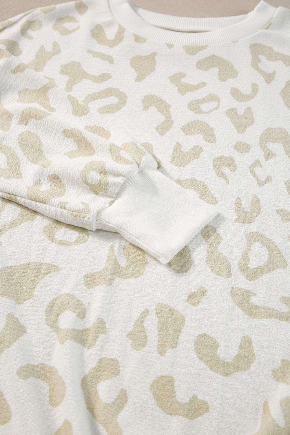 Lounge-Set aus weißem Pullover mit Leopardenmuster und Hose mit Kordelzug