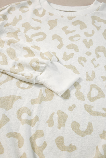 Lounge-Set aus weißem Pullover mit Leopardenmuster und Hose mit Kordelzug