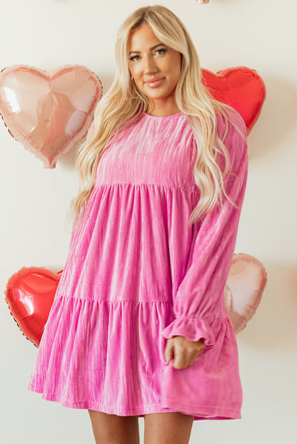 Erdbeerrosa Minikleid aus Samt mit Volantärmeln und Rüschen