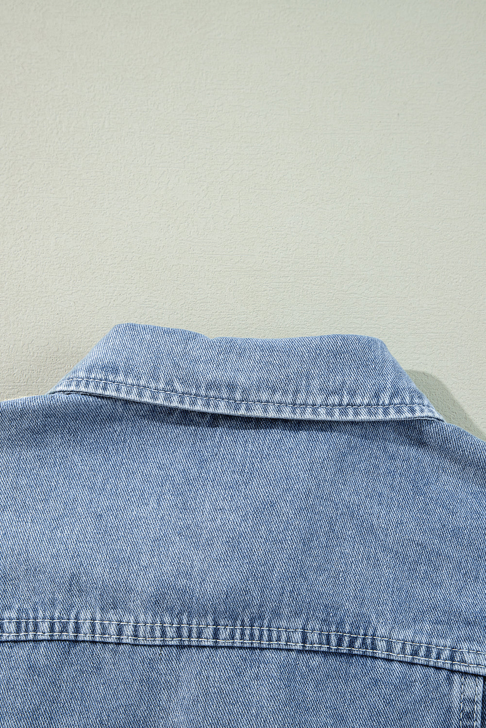 Beau Blue – Jeansjacke mit Rüschen und Klapptaschen