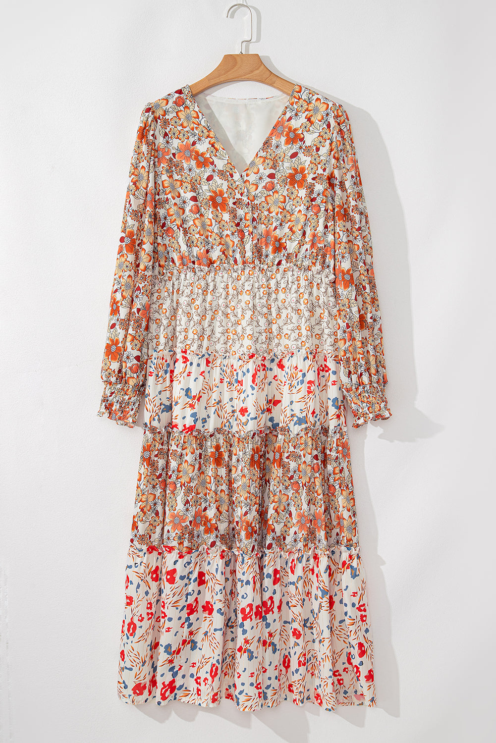 Khakifarbenes Maxikleid mit Blumenmuster und Rüschen in Übergröße