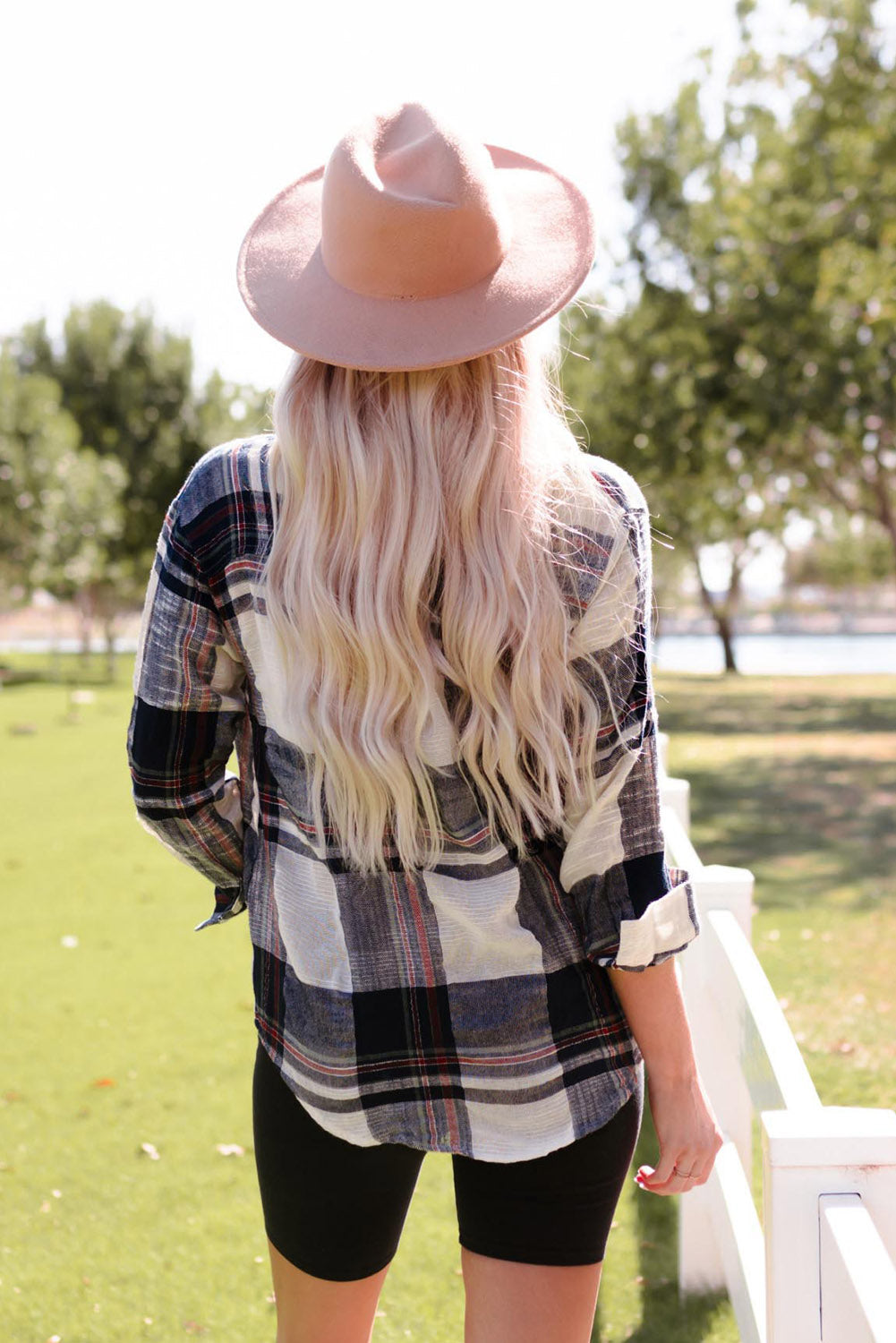 Blaues, kariertes Hemd mit Used-Look und Raw Edge-Muster
