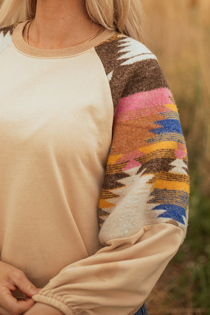 Helles französisches beiges Azteken-Patchwork-Raglan-Pullover-Sweatshirt