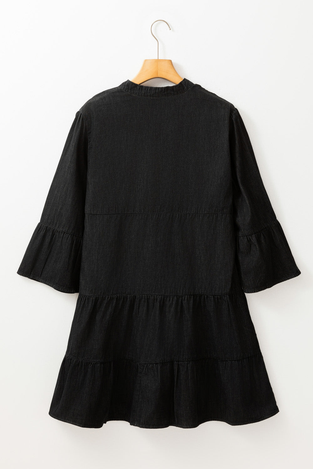 Schwarzes Chambray-Minikleid mit Rüschen, 3/4-Ärmeln, Stufen und V-Ausschnitt