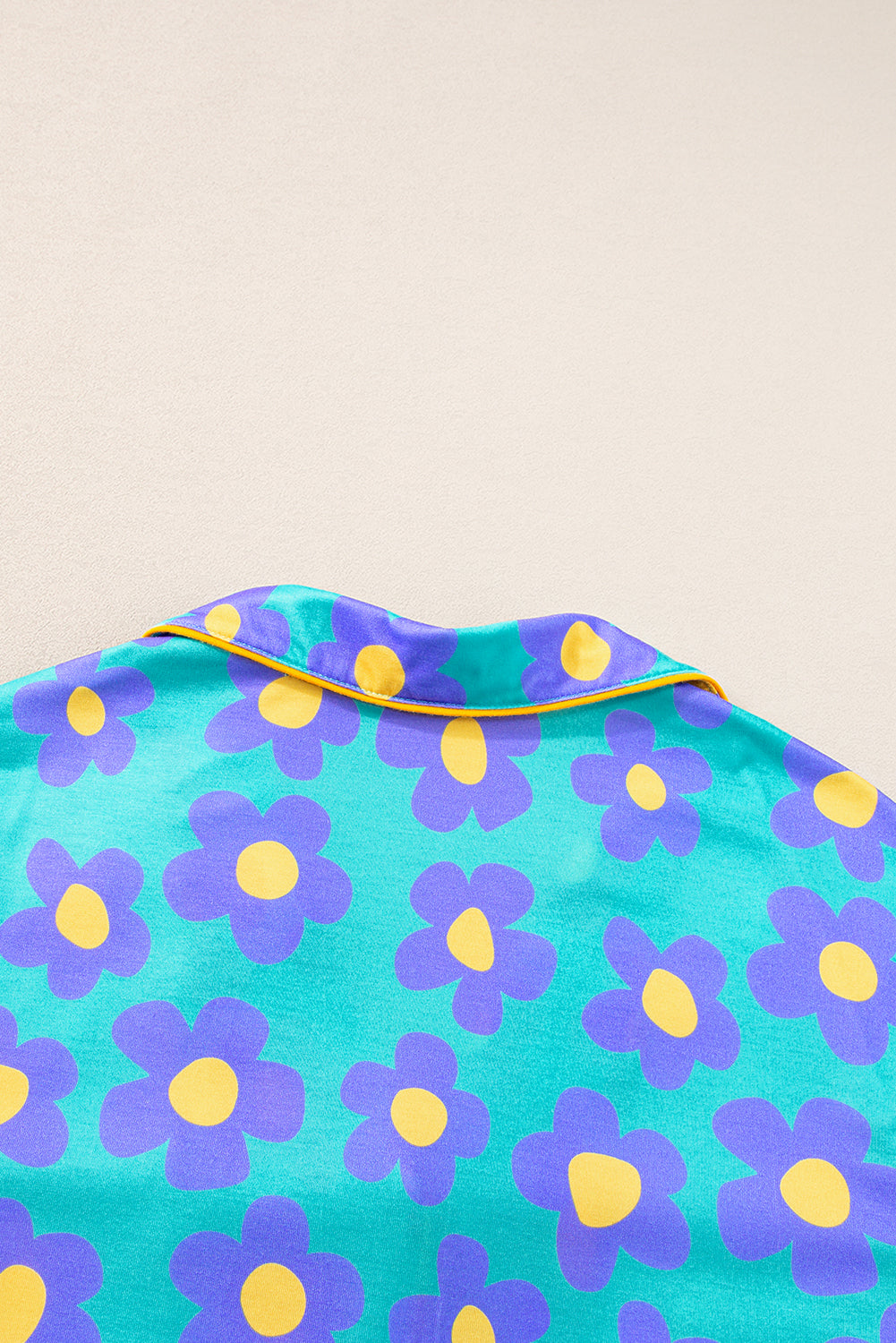 Grünes Pyjama-Set mit kurzärmligem Hemd und Blumenmuster