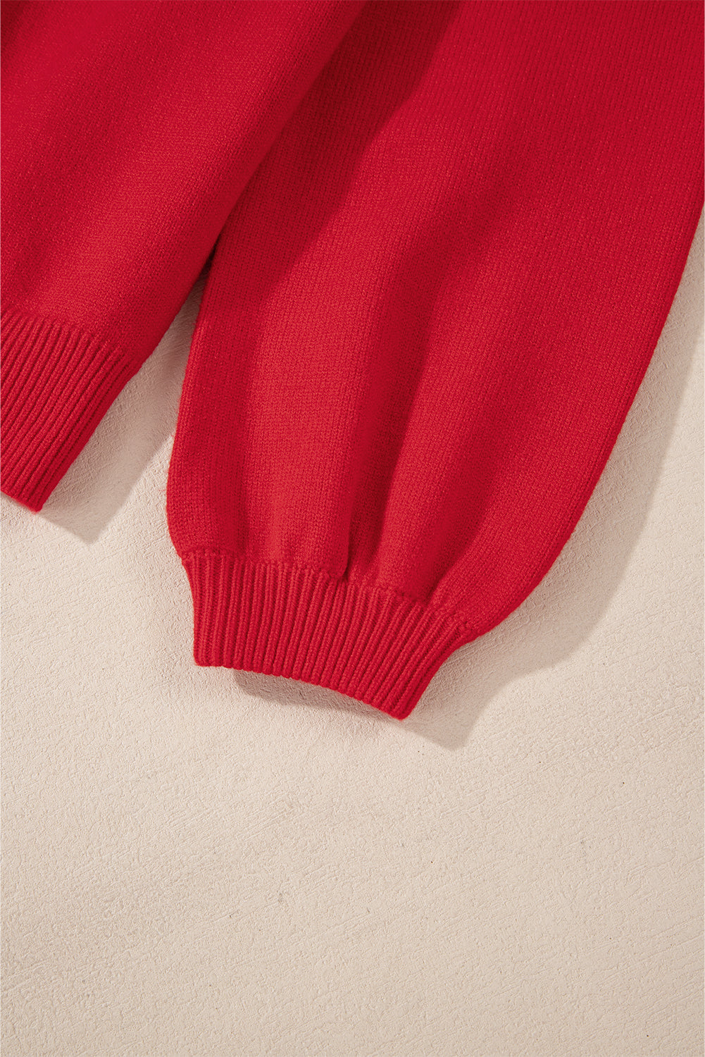 Feurig roter Perlenperlen-Freizeitpullover