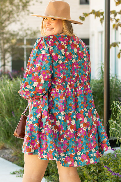Himmelblaues, gestuftes Minikleid mit Blumenmuster und gerafften Rüschen in Übergröße