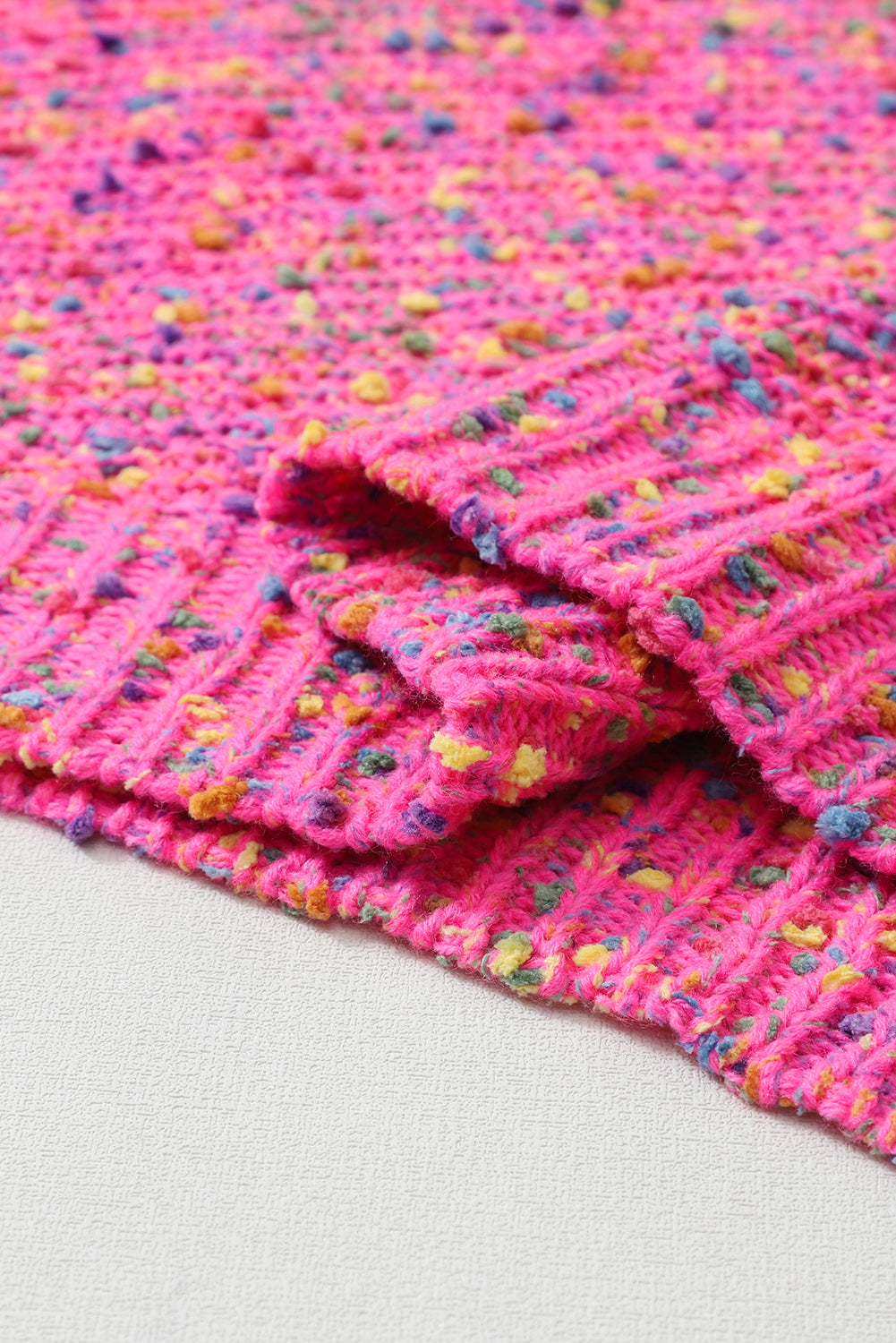 Dunkelrosa bunt gepunkteter Strickpullover mit V-Ausschnitt