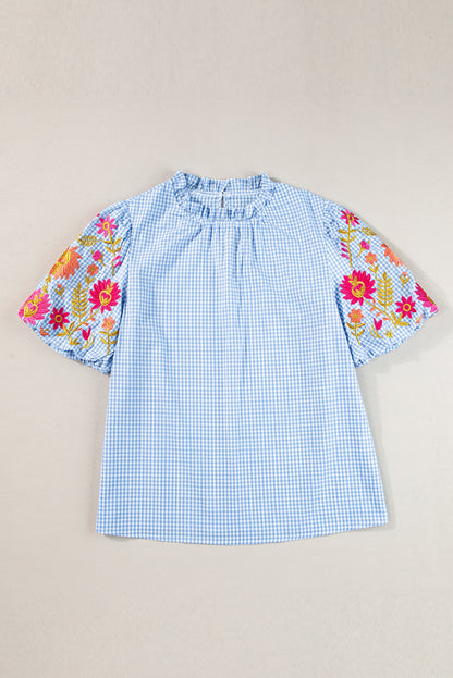 Hellblaue Bluse mit Puffärmeln und Blumenstickerei im Gingham-Stil