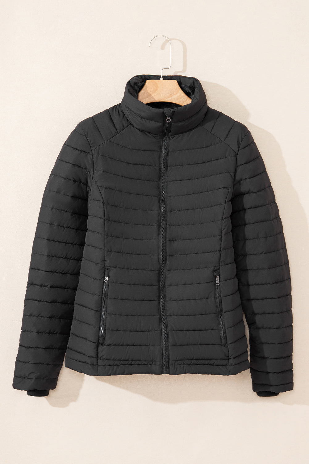 Schwarze, einfarbige Steppjacke mit Reißverschluss