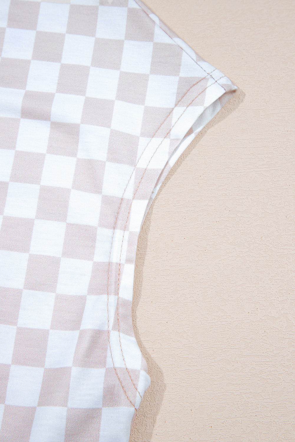 Aprikosenfarbener Jumpsuit mit weitem Bein und Karomuster, Rundhalsausschnitt und Knöpfen