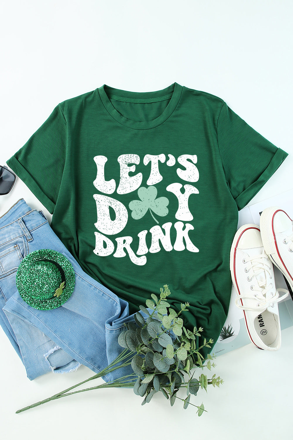 Grünes T-Shirt mit Rundhalsausschnitt und „Let's Day Drink“-Kleeblatt-Print