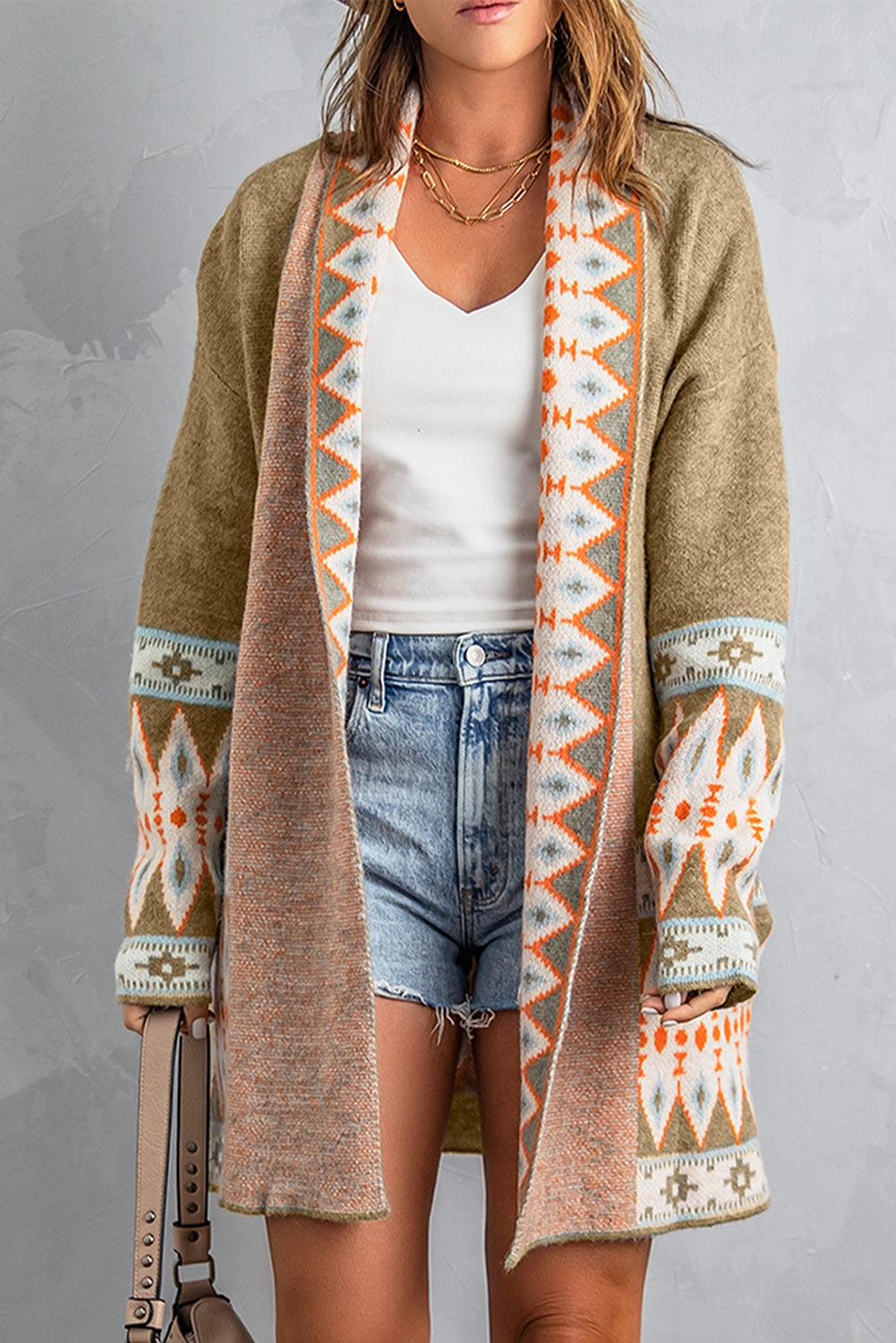 Khakifarbene Strickjacke mit Aztekenmuster und offener Vorderseite