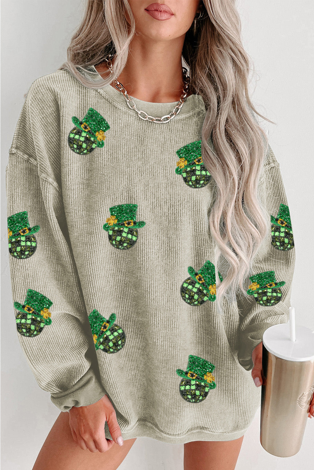 Grünes Sweatshirt mit Pailletten und St. Patrick's Day-Diskokugel-Patch