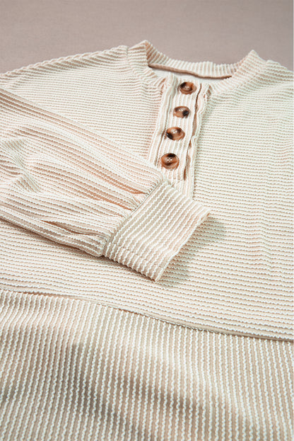 Aprikosenfarbenes Henley-Sweatshirt mit Kordelstruktur, Laternenärmeln und Knöpfen