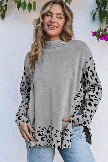 Grauer Oversize-Pullover mit Leopardenmuster und hohem Halsausschnitt und Seitenschlitz