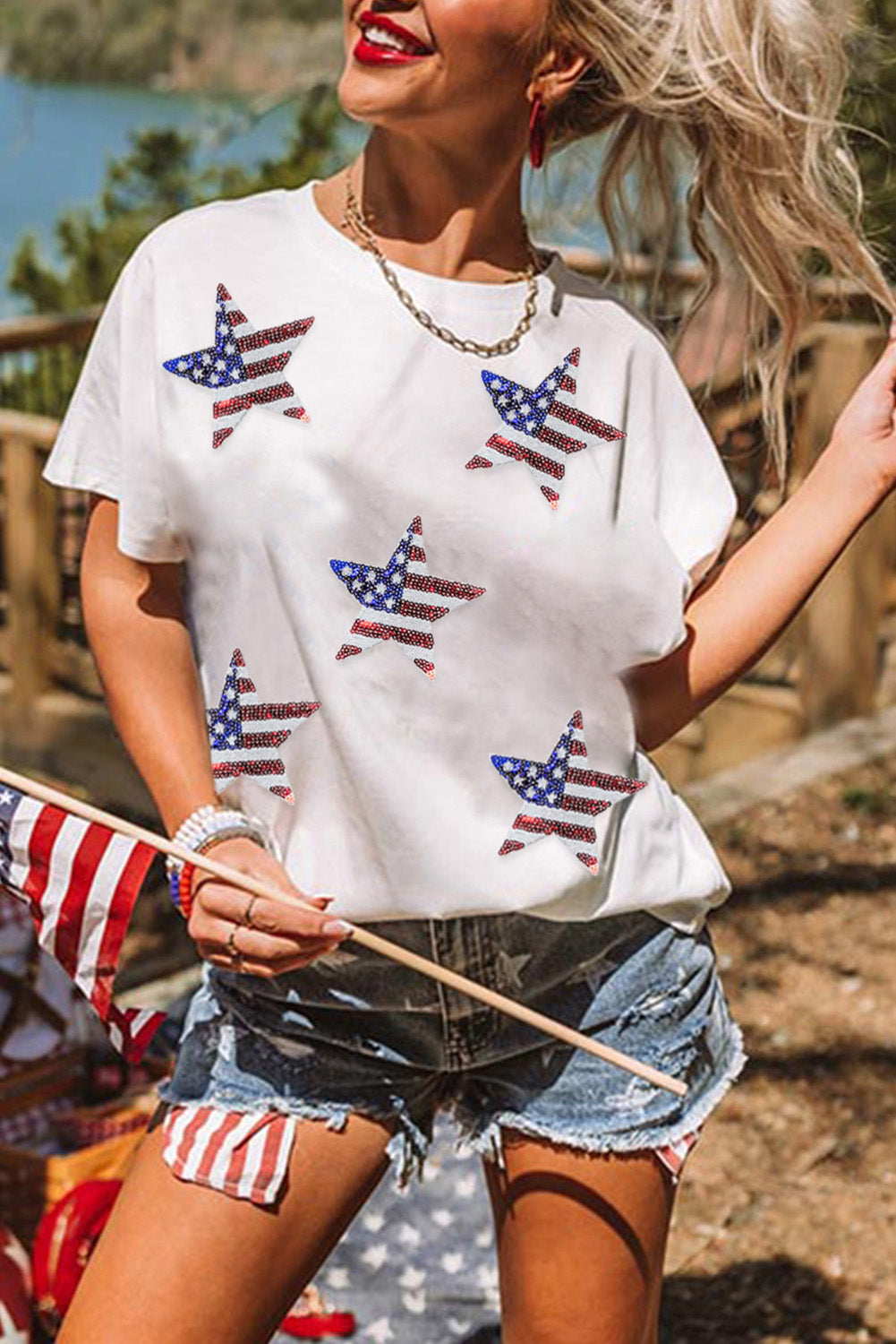 Weißes T-Shirt mit Pailletten und amerikanischer Flagge und Stern-Grafik