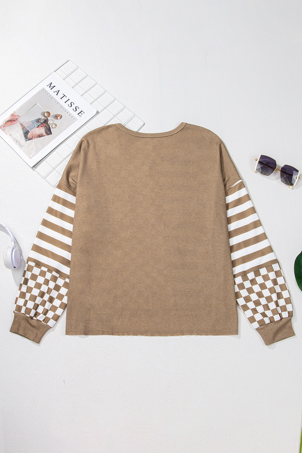 Khakifarbene Bluse mit Schachbrettmuster und Patchwork-Laternenärmeln und Taschen