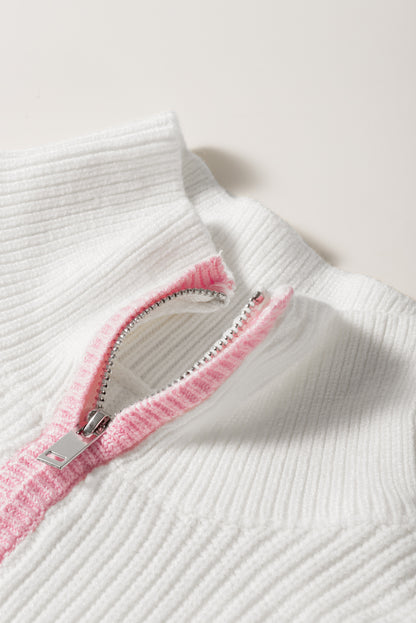 Weißer Pullover mit Viertelreißverschluss und überschnittener Schulterpartie mit buntem Rand