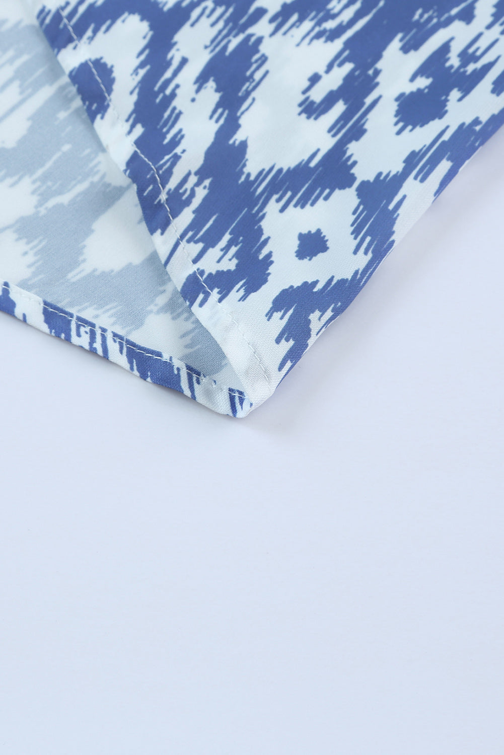 Himmelblaues lässiges Maxikleid mit geometrischem Print und V-Ausschnitt