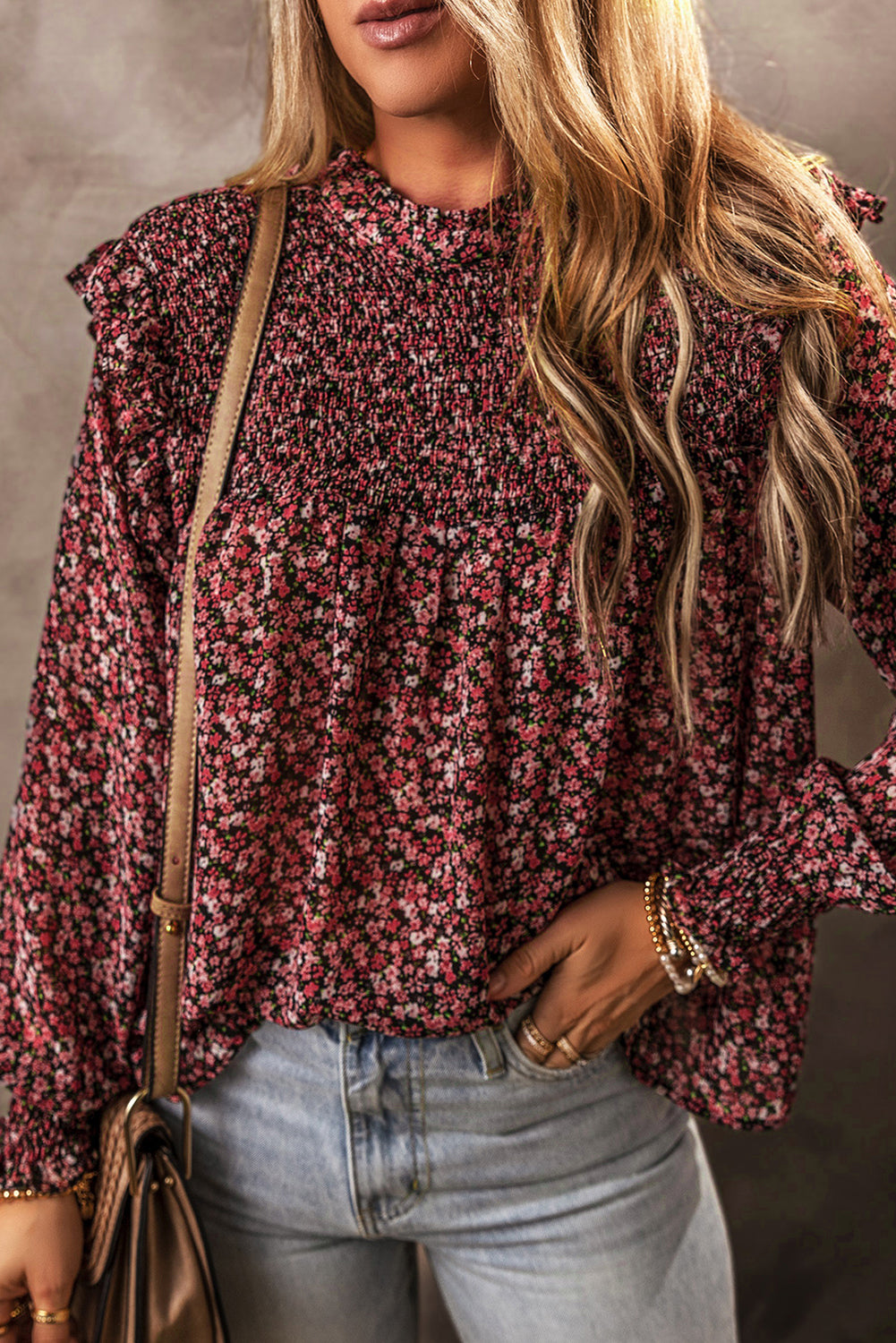 Feurig rote Bluse mit gesmokten Rüschen und Blumenmuster