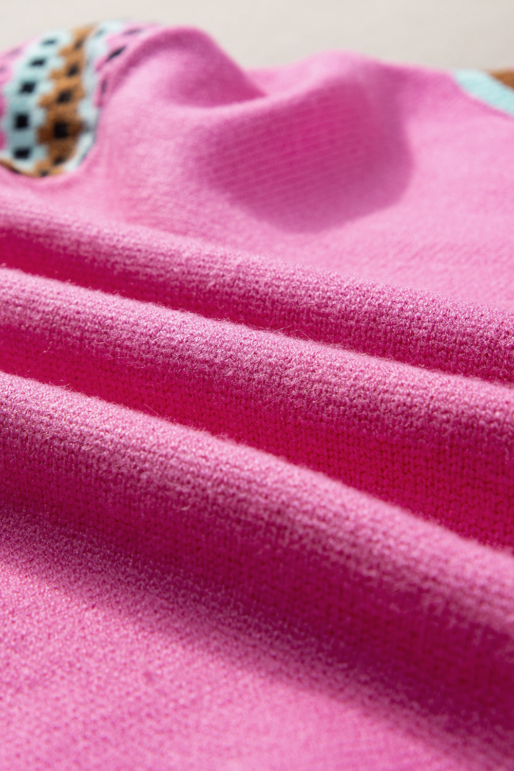 Hellrosa Pullover mit Rundhalsausschnitt und Flügelärmeln im Kontrastmuster