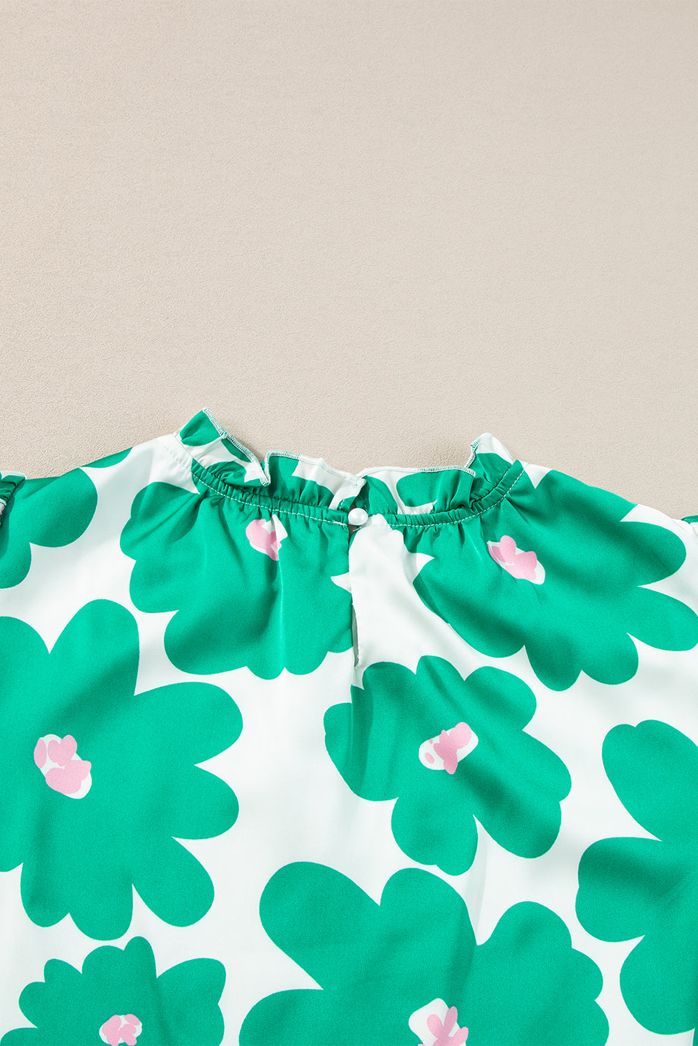 Grüne Bluse mit Blumenmuster, Puffärmeln und Rüschenausschnitt