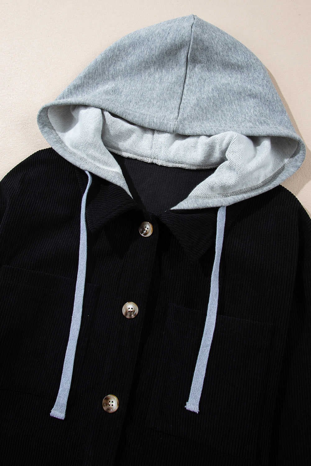 Schwarze Cordjacke mit Kapuze, Kordelzug und Taschen