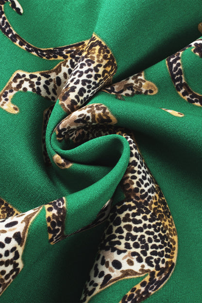 Grünes Pyjama-Set mit kurzärmligem Hemd und Hose im Gepardenmuster