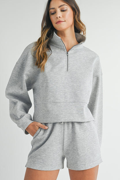 Hellgraues Set aus Sweatshirt und Shorts mit Stehkragen und Reißverschluss